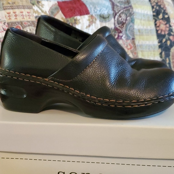 Sonoma Shoes - NEW Sonoma Slip On's